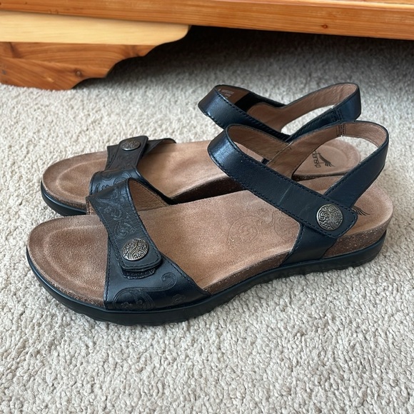 Dansko Paola Embossed Leather Flat Sandals 38 Black Comfort Shoes Women’s 8 Boho - Picture 3 of 13